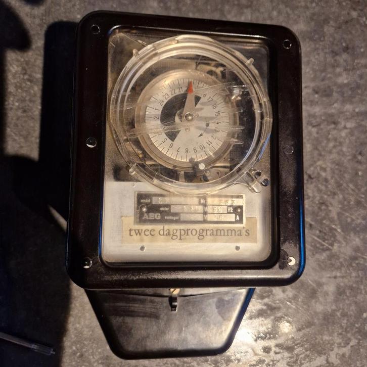 AEG Twee Dagprogramma's Schakelaar, Doe-het-zelf en Verbouw, Elektra en Kabels, Gebruikt, Schakelaar, Ophalen of Verzenden