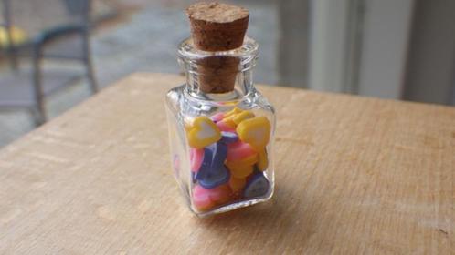Poppenhuis: Glazen Flesje met Snoep1, Verzamelen, Poppenhuizen en Toebehoren, Nieuw, Poppenhuis, Ophalen of Verzenden