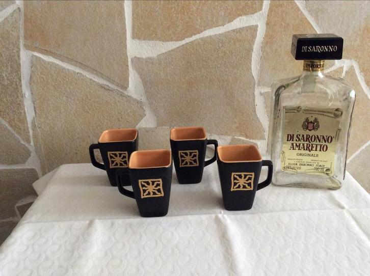 Disaronno Koffiemokken + Amaretto Fles, Huis en Inrichting, Keuken | Servies, Zo goed als nieuw, Kop(pen) en/of Schotel(s), Overige stijlen
