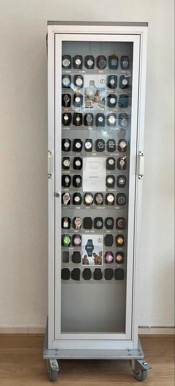 Horlogekast / Vitrine Horloges incl. inhoud beschikbaar voor biedingen