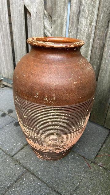Prachtige sleetse hoge brocante vaas beschikbaar voor biedingen