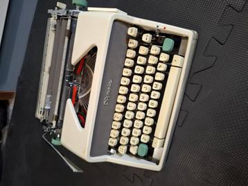 Mooie en werkende Olympia de Luxe typemachine met koffer beschikbaar voor biedingen