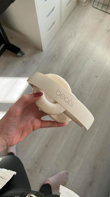 Beige Beats koptelefoon beschikbaar voor biedingen