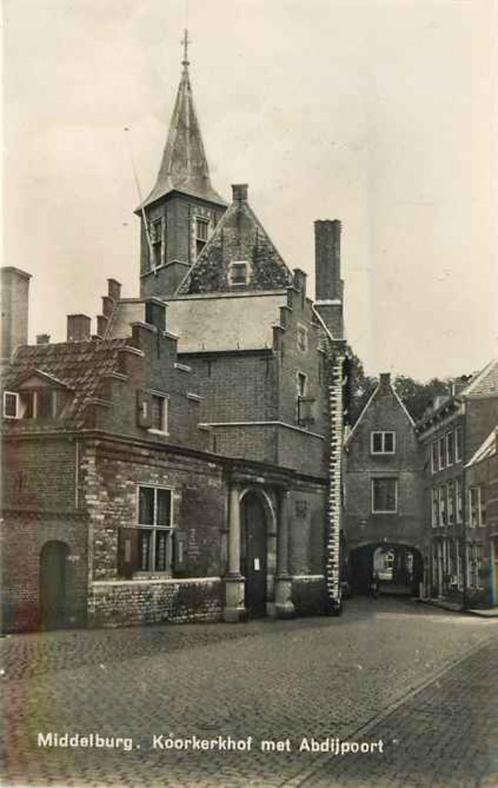 (301-038-001) Middelburg Koorkerkhof met Abdijpoort, Verzamelen, Ansichtkaarten | Nederland, Zeeland, Verzenden