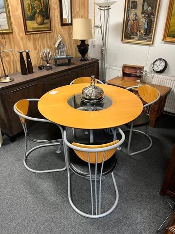Ronde tafel met 4 stoelen  beschikbaar voor biedingen