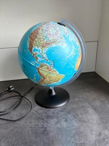 Wereldbol lamp beschikbaar voor biedingen