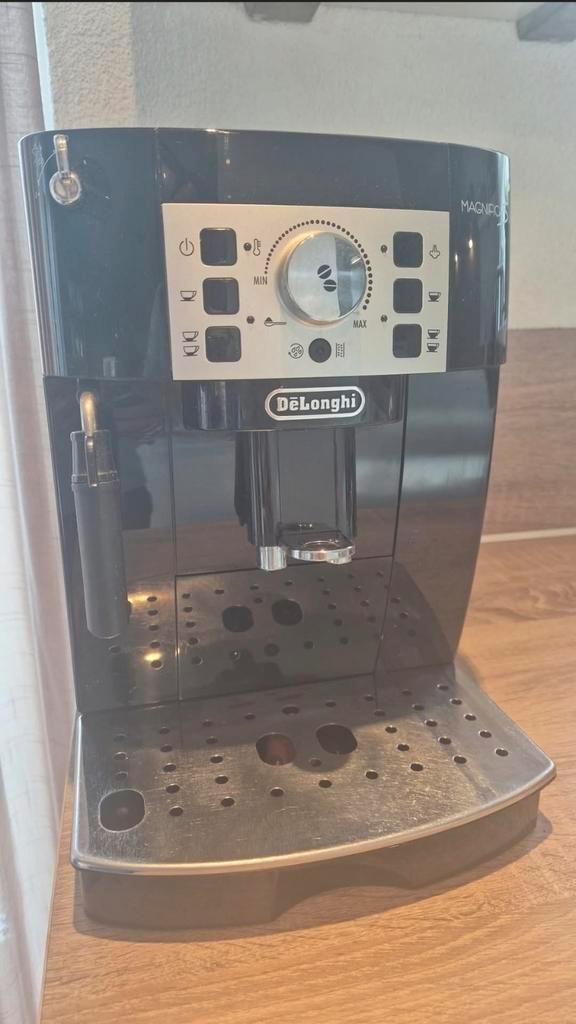 Delonghi magnifica S, Witgoed en Apparatuur, Koffiezetapparaten, Zo goed als nieuw, Koffiebonen, Koffiemachine, Afneembaar waterreservoir