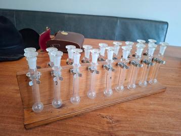 Oud laboratoriumglas beschikbaar voor biedingen