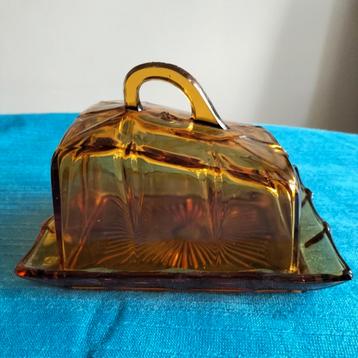 Kaasstolp  in mooie amber kleur onder glas is bewerkt  beschikbaar voor biedingen