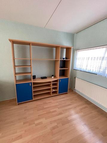Kast met blauwe deuren
