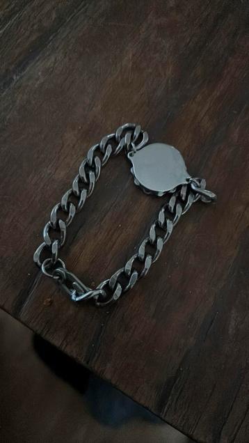 Sos atmband beschikbaar voor biedingen