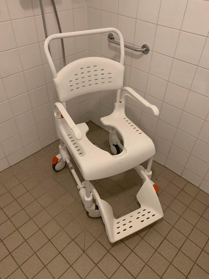 Douchestoel verrijdbaar met voetsteun en  po stoel, Diversen, Verpleegmiddelen, Zo goed als nieuw, Ophalen