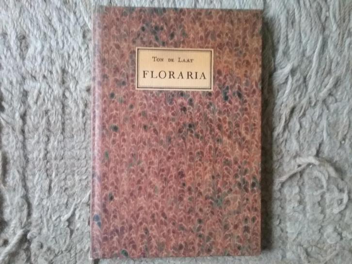 Floraria / Ton de Laat (1983), Boeken, Natuur, Zo goed als nieuw, Bloemen, Planten en Bomen, Ophalen of Verzenden