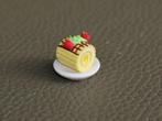 Citroenrolcake op porseleinen bordje., Ophalen of Verzenden, Nieuw, Gebruiksvoorwerp