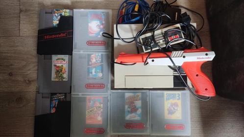 NES + 8 games en zapper, Spelcomputers en Games, Spelcomputers | Nintendo NES, Zo goed als nieuw, Met 2 controllers, Ophalen of Verzenden
