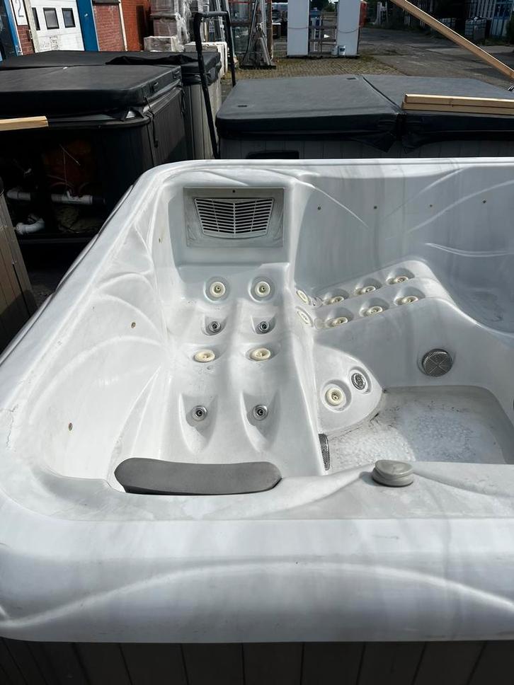 TOP JACUZZI 🥰 Wellis SPAS 😍 5 persoon 2 lig plekken, Tuin en Terras, Bubbelbaden en Hottubs, Zo goed als nieuw, Filter, Ophalen of Verzenden