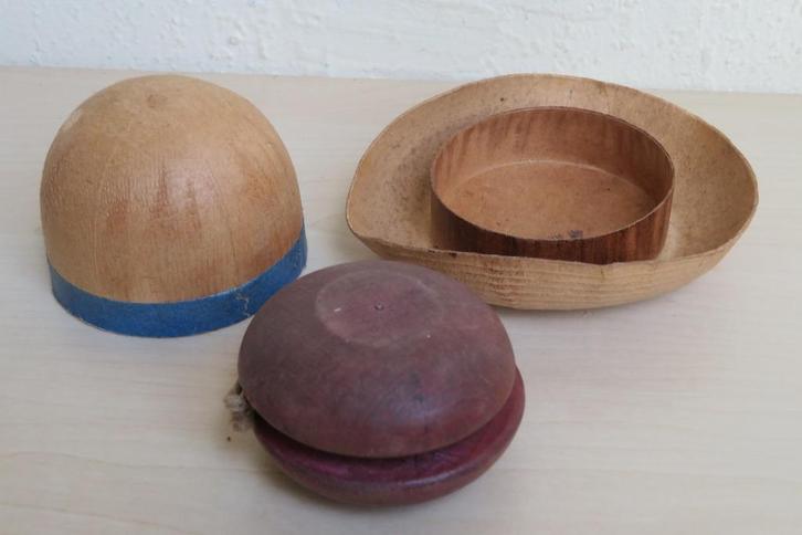 Vintage houten jojo in houten bolhoedje. Uit Oostenrijk, Verzamelen, Retro, Overige typen, Ophalen of Verzenden