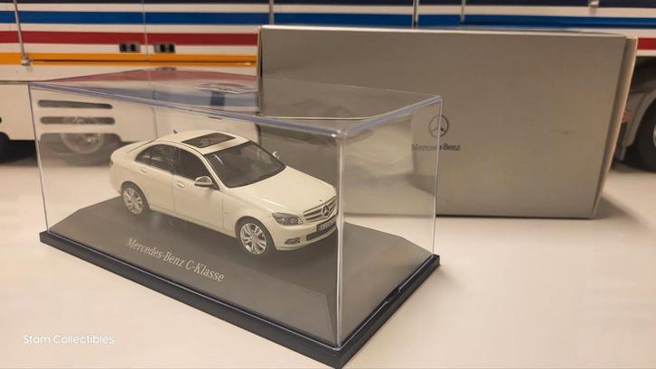 Schuco Mercedes-Benz W204 C-Class Calcit White Dealer Ed., Hobby en Vrije tijd, Modelauto's | 1:43, Zo goed als nieuw, Auto, Schuco