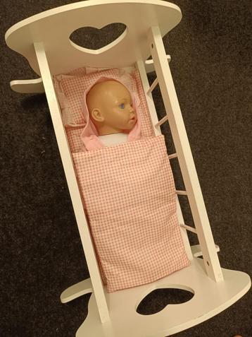 Stevige poppenwieg incl pop beschikbaar voor biedingen