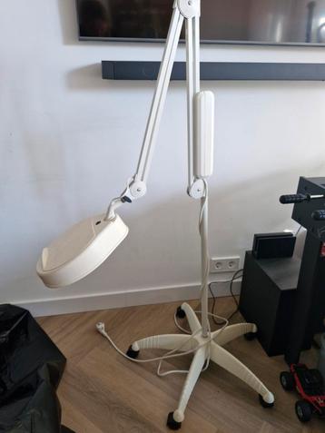 Loupe lamp gratis beschikbaar voor biedingen