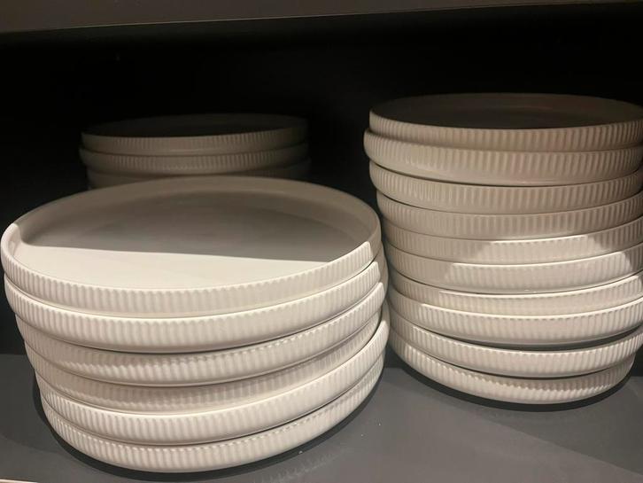 ZGAN BORDEN SERVIES 48 DELIG, Huis en Inrichting, Keuken | Servies, Zo goed als nieuw, Bord(en), Overige stijlen, Porselein, Ophalen of Verzenden