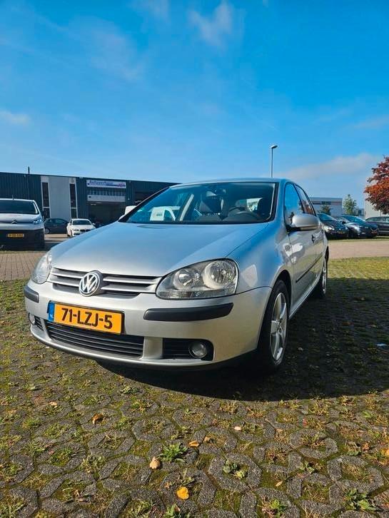Volkswagen Golf 2004 Grijs, Auto's, Volkswagen, Particulier, Golf, Benzine, Hatchback, Geïmporteerd, Zilver of Grijs, Ophalen