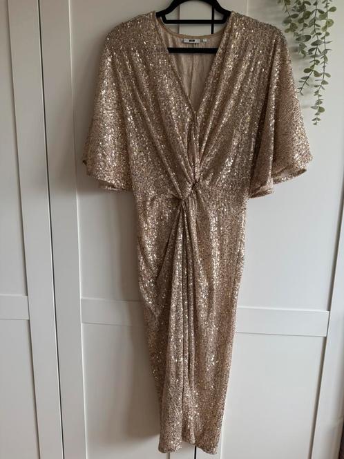 WE pailletten jurkje beige/goudkleur, maat M, Kleding | Dames, Jurken, Zo goed als nieuw, Maat 38/40 (M), Beige, Onder de knie