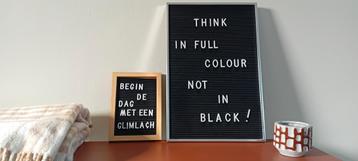 Twee letterborden  beschikbaar voor biedingen