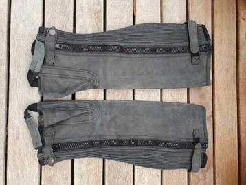 Zwart grijze mini chaps M beschikbaar voor biedingen