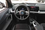 BMW iX1 eDrive20 High Executive M Sport / Panoramadak / Trek, Auto's, BMW, Stoelverwarming, Zwart, Zwart, Nieuw