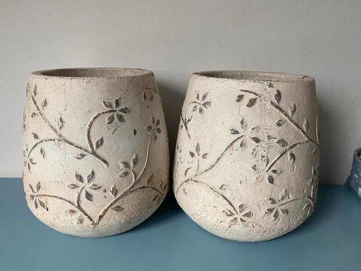 2 Witte Bloempotten met Bloem Design, Tuin en Terras, Bloempotten, Gebruikt, Aardewerk, Binnen, Minder dan 40 cm, Minder dan 25 cm