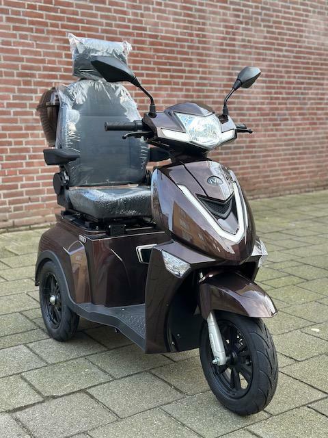 IVA Z1000 bruin 2025 ( Scootmobiel ) Met uitneembare accu, Fietsen en Brommers, Brommers | Overige merken, Nieuw