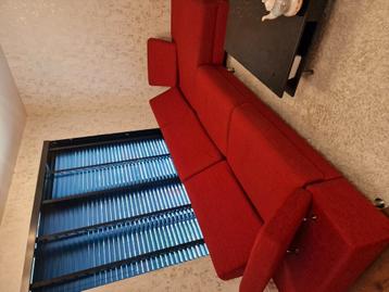 Bank. Eettafel stoelen. Salontafel. 