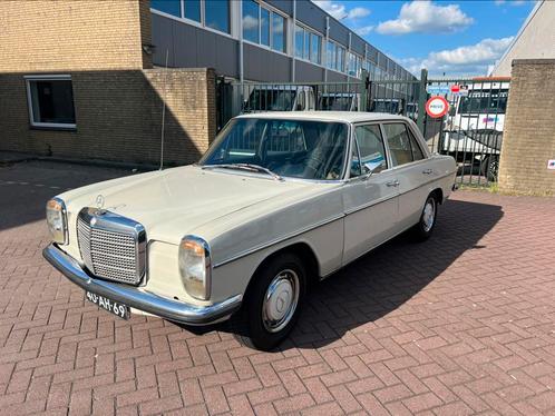 Mercedes-Benz 200 (W115) Originele Nederlandse oldtimer, Auto's, Mercedes-Benz, Particulier, 200-Serie, Benzine, Sedan, Handgeschakeld