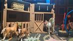 Paardenbox met 5 Schleich paarden en toebehoren, Ophalen of Verzenden, Zo goed als nieuw