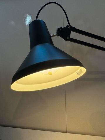Zwarte bureaulamp met verstelbare arm beschikbaar voor biedingen