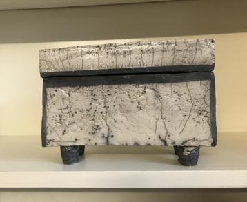 Raku gestookte 'sieraden'-doos beschikbaar voor biedingen