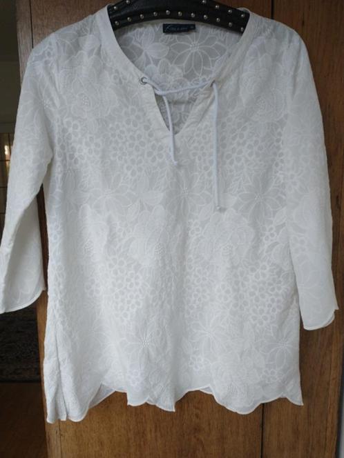 Witte ,katoenen top met geborduurde bloemen.mt M Prijs € 7 V, Kleding | Dames, Blouses en Tunieken, Zo goed als nieuw, Maat 38/40 (M)