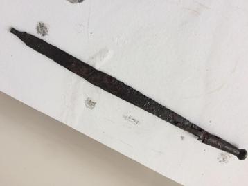 bodemvondst dolk mes  sabel zwaard middeleeuwse antieke beschikbaar voor biedingen