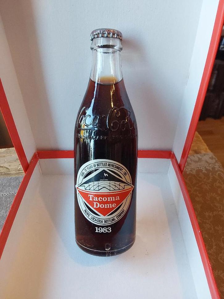 Coca Cola fles 1983 Tacoma Dome Item A19, Verzamelen, Merken en Reclamevoorwerpen, Nieuw, Gebruiksvoorwerp, Ophalen of Verzenden