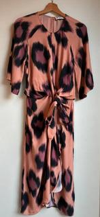 Essentiel Antwerp jurk maat 36 in topstaat, Kleding | Dames, Jurken, Overige kleuren, Bash Maje Sandro, Ophalen of Verzenden, Zo goed als nieuw