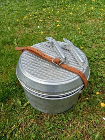 Setje retro  campingpannen met knijpers beschikbaar voor biedingen