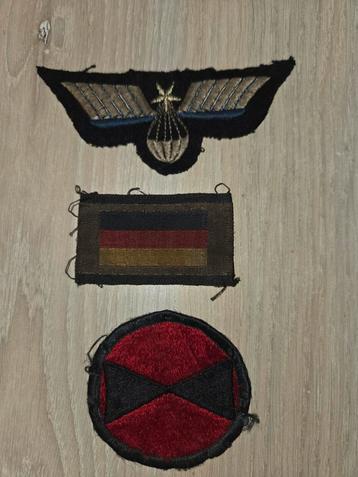 Diverse militaire emblemen beschikbaar voor biedingen