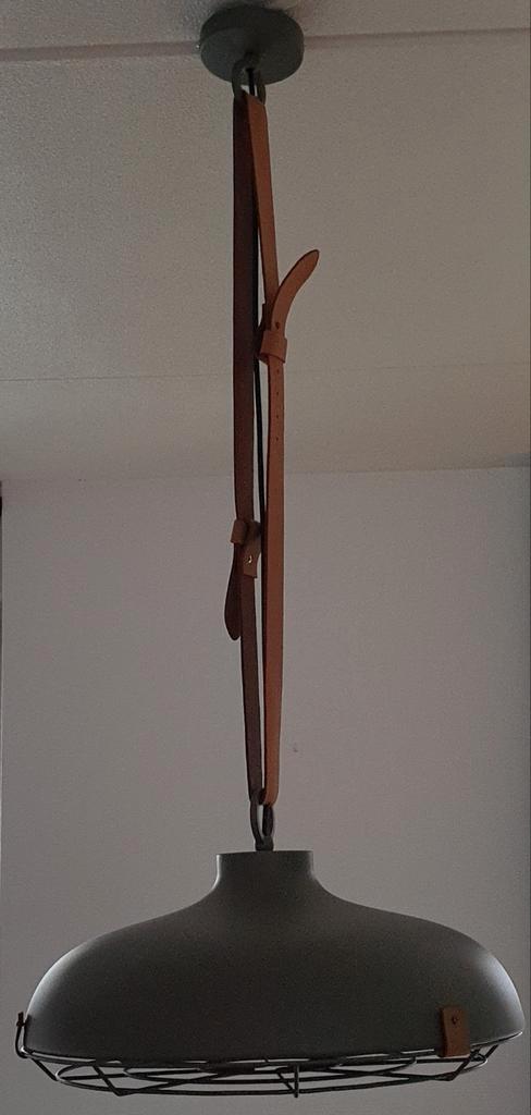 Industriële hanglamp met leren riem van Zuiver, Huis en Inrichting, Lampen | Hanglampen, Zo goed als nieuw, 75 cm of meer, Metaal