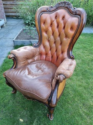 Oude lichtbruine leren barok fauteuil (met schade) beschikbaar voor biedingen
