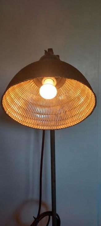 antieke Frink reflector lamp op statief  beschikbaar voor biedingen