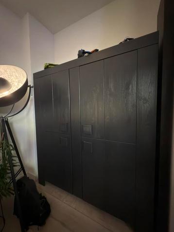 Woood massief houten kast- zwart, in goede staat