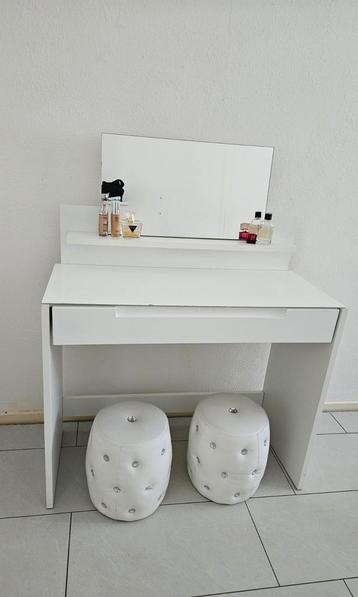 Witte Kaptafel met vaste wandplank en spiegel + 2 poefjes beschikbaar voor biedingen