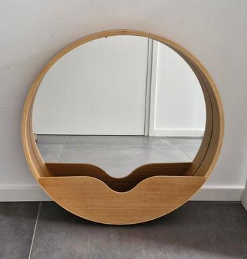 Grote ronde houten spiegel met ingebouwd planchet beschikbaar voor biedingen