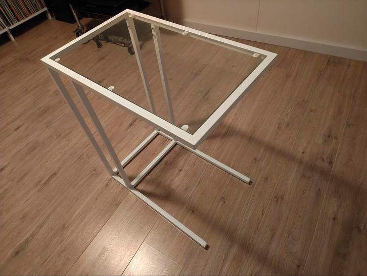 Wit bijzettafeltje met glazen blad, Huis en Inrichting, Woonaccessoires | Kapstokken, Zo goed als nieuw, Minder dan 100 cm, Ophalen